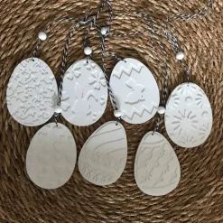 Hübsche Osteranhänger aus Beton, Ostereier, weiß oder grau, mit Bändchen, 8er Set