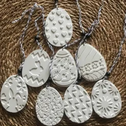 Hübsche Osteranhänger aus Beton, Ostereier, weiß oder grau, mit Bändchen, 8er Set
