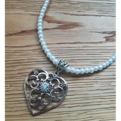 hübsche Perlenkette mit dekorativem Herzanhänger