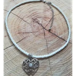 hübsche Perlenkette mit dekorativem Herzanhänger