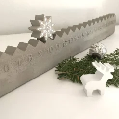 Hübscher immerwährender Adventskalender aus Beton, Adventsstadt mit Stern in verschiedenen Farben, Größe 46 x 5,5 cm
