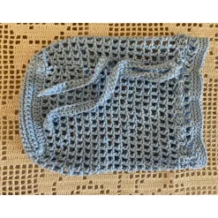 Hellblaues Häkelnetz für kleine Schätze oder als umweltfreundliche Verpackung für ein Geschenk