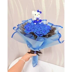 Hello Kitty Bouquet mit blauen Glitzerrosen