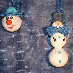 Herbstdeko SCHNEEMANN und KUGELWICHTEL 2er Set Handgemachte Hängedek aus Kunststoffkugeln für Deine Winterdeko