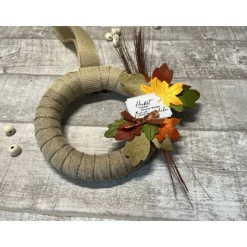 Herbstlicher Türkranz zur Dekoration im Innenbereich, bunte Blätter aus Papier schmücken den Kranz, Homedeko