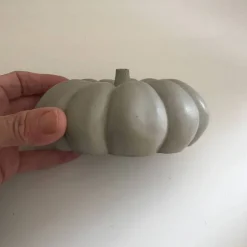 Herbstzeit - Kürbiszeit Großer Kürbis aus Beton, grau, Durchmesser 12,5 cm