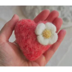 HERZ * FILZHERZ * ZUR DEKORATION * FRÜHLING * 100 % WOLLE * HANDGEARBEITET * ROT/WEISS * Produkt #717456