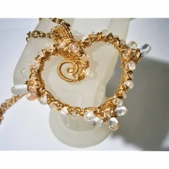 Herz Anhänger Bergkristall und Mondstein in wirework goldfarben handgemacht lange Kette Valentinstag