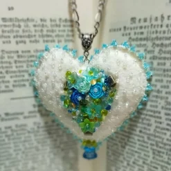 Herz Anhänger Brosche mit Blümchen aqua türkis handbestickt – Halskette im Boho Ibiza Stil