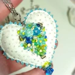 Herz Anhänger Brosche mit Blümchen aqua türkis handbestickt – Halskette im Boho Ibiza Stil