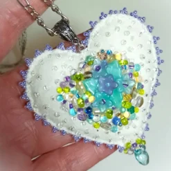 Herz Anhänger Brosche mit Blümchen flieder türkis handbestickt – Halskette im Boho Ibiza Stil