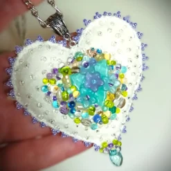 Herz Anhänger Brosche mit Blümchen flieder türkis handbestickt – Halskette im Boho Ibiza Stil