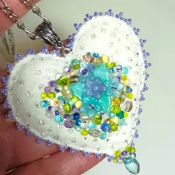 Herz Anhänger Brosche mit Blümchen flieder türkis handbestickt – Halskette im Boho Ibiza Stil