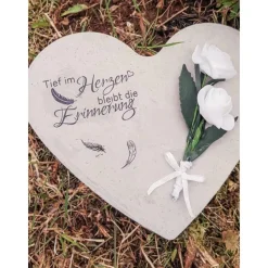 Herz aus Beton mit Schriftzug und Kunstrose Grabschmuck Trauer Grabgesteck Grabherz