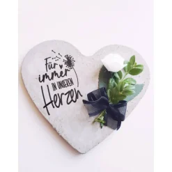 Herz aus Beton mit Schriftzug und Kunstrose Grabschmuck Trauer Grabgesteck Grabherz
