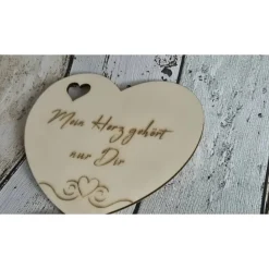Herz aus Holz mit Lasergravur – personalisierbares Geschenk aus Pappelholz