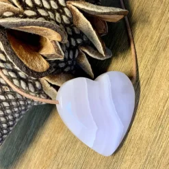 Herz aus  zart-rosa Manganocalcit, mit einer feinen Ziegenlederkette