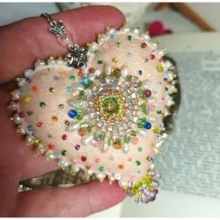 Herz beidseitig bestickt Frühling Deko mit Barockperlen – romantische Handarbeit apricot