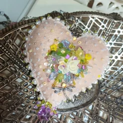 Herz beidseitig bestickt Frühling Deko mit Barockperlen – romantische Handarbeit apricot