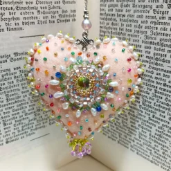 Herz beidseitig bestickt Frühling Deko mit Barockperlen – romantische Handarbeit apricot
