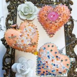 Herz beidseitig bestickt Unikat Biene und Schleife – Kinderzimmer Deko in orange apricot Handarbeit