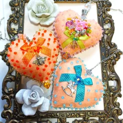 Herz beidseitig bestickt Unikat Biene und Schleife – Kinderzimmer Deko in orange apricot Handarbeit