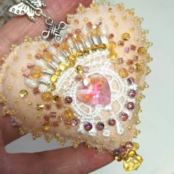 Herz beidseitig bestickt Schlüssel zum Herzen mit Barockperlen – romantische Deko apricot Handarbeit