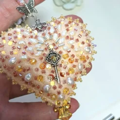Herz beidseitig bestickt Schlüssel zum Herzen mit Barockperlen – romantische Deko apricot Handarbeit