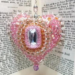 Herz beidseitig bestickt Blumen Barockperlen Tropfenperlen – rosa apricot Deko Handarbeit