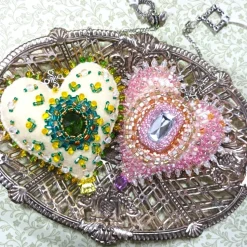 Herz beidseitig bestickt Blumen Barockperlen Tropfenperlen – rosa apricot Deko Handarbeit