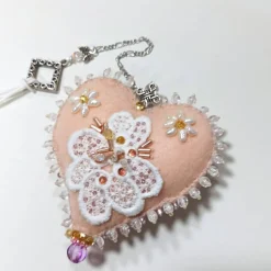 Herz beidseitig bestickt Blumen Barockperlen Tropfenperlen – rosa apricot Deko Handarbeit