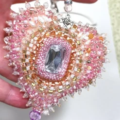 Herz beidseitig bestickt Blumen Barockperlen Tropfenperlen – rosa apricot Deko Handarbeit