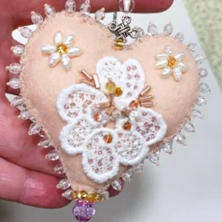 Herz beidseitig bestickt Blumen Barockperlen Tropfenperlen – rosa apricot Deko Handarbeit