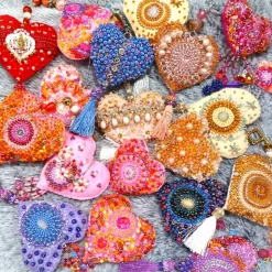 Herz beidseitig bestickt Unikat Blumenstrauß und Schleife – Kinderzimmer Deko in orange pink Handarbeit