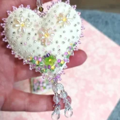 Herz Blüten beidseitig bestickt Blumen Biwaperlen – weiß rosa Deko Handarbeit