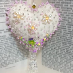 Herz Blüten beidseitig bestickt Blumen Biwaperlen – weiß rosa Deko Handarbeit