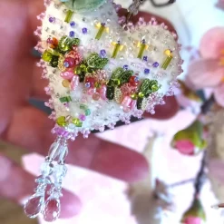 Herz Blüten beidseitig bestickt Blumen Biwaperlen – weiß rosa Deko Handarbeit