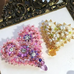 Herz Brosche handbestickt rosa mit Strass – romantisches Unikat als Geschenk handmade