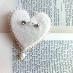 Herz Brosche mit Rosen und Barockperle handbestickt – Unikatschmuck im Regency Stil, Brautschmuck