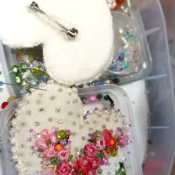 Herz Brosche mit Rosen und Barockperle handbestickt – Unikatschmuck im Regency Stil, Brautschmuck