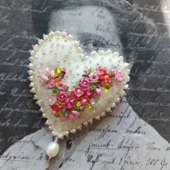 Herz Brosche mit Rosen und Barockperle handbestickt – Unikatschmuck im Regency Stil, Brautschmuck