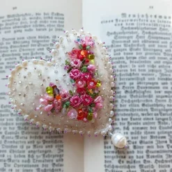 Herz Brosche mit Rosen und Barockperle handbestickt – Unikatschmuck im Regency Stil, Brautschmuck