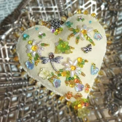 Herz Frühlingslust beidseitig bestickt Blumen Tropfenperlen – vanille gelb Deko Handarbeit