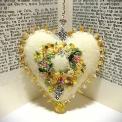 Herz Frühlingslust beidseitig bestickt Blumen Tropfenperlen – vanille gelb Deko Handarbeit