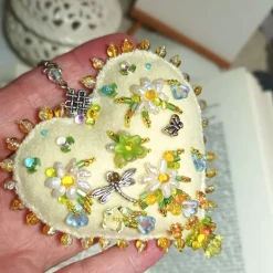 Herz Frühlingslust beidseitig bestickt Blumen Tropfenperlen – vanille gelb Deko Handarbeit