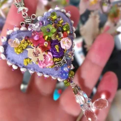 Herz Mini flieder lila beidseitig mit Blüten bestickt Blumen Biwaperlen –  Deko Handarbeit