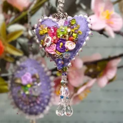 Herz Mini flieder lila beidseitig mit Blüten bestickt Blumen Biwaperlen –  Deko Handarbeit