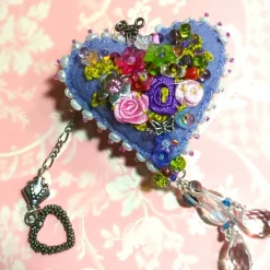 Herz Mini flieder lila beidseitig mit Blüten bestickt Blumen Biwaperlen –  Deko Handarbeit