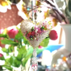 Herz Mini flieder lila beidseitig mit Blüten bestickt Blumen Biwaperlen –  Deko Handarbeit