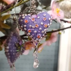 Herz Mini flieder lila beidseitig mit Blüten bestickt Blumen Biwaperlen –  Deko Handarbeit